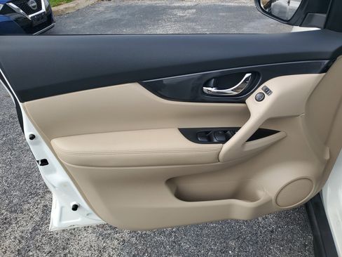 Certified 2019 Nissan Rogue SV image 10