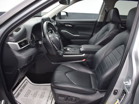 Used 2024 Toyota Highlander XLE image 16