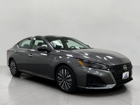 Certified 2025 Nissan Altima 2.5 SV FWD image 1