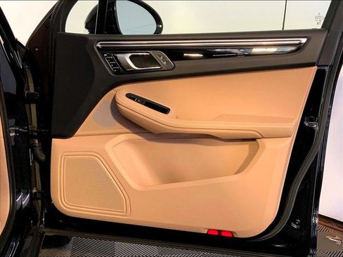 Certified 2023 Porsche Macan AWD/4WD image 26