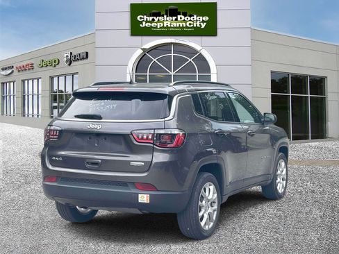 Used 2023 Jeep Compass Latitude w/ Sun and Sound Group AWD/4WD image 5
