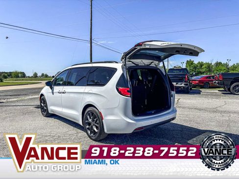 Used 2025 Chrysler Pacifica Limited FWD image 16