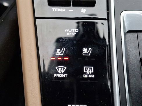 Used 2022 Porsche Cayenne Turbo image 30