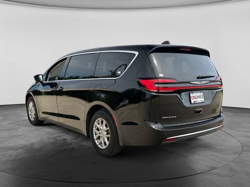 Used 2024 Chrysler Pacifica Touring-L FWD image 7