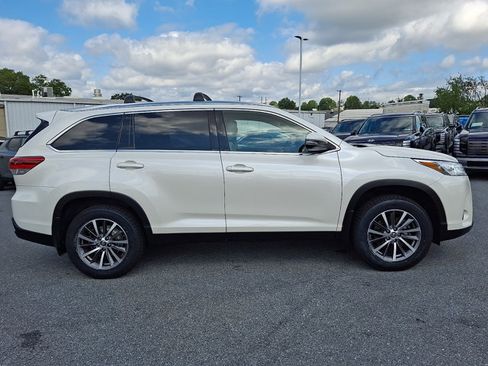 Used 2019 Toyota Highlander XLE AWD/4WD image 7
