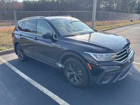 Used 2024 Volkswagen Tiguan SE w/ Panoramic Sunroof Package image 2