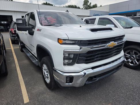 Used 2024 Chevrolet Silverado 2500 LT AWD/4WD image 3