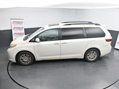 Used 2017 Toyota Sienna XLE image 13