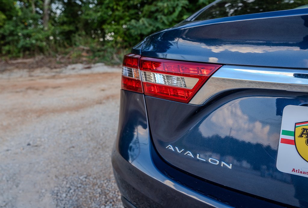 Used 2016 Toyota Avalon Limited w/ Toyota Safety Sense Package FWD image 10