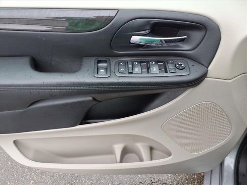 Used 2018 Dodge Grand Caravan SE w/ UConnect Hands-Free Group FWD image 19