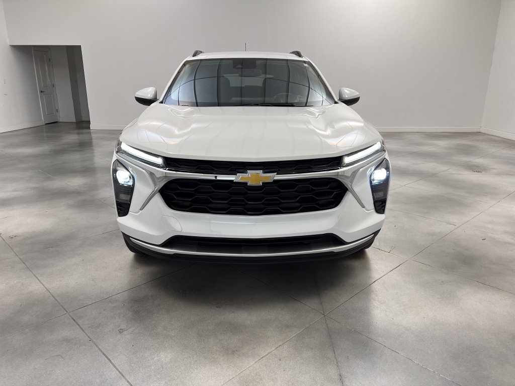 Used 2025 Chevrolet Trax LT FWD image 3
