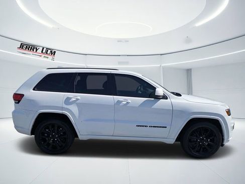 Used 2018 Jeep Grand Cherokee Altitude RWD image 2