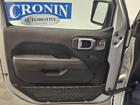 Used 2022 Jeep Gladiator Overland w/ Popular Equipment Package AWD/4WD image 2