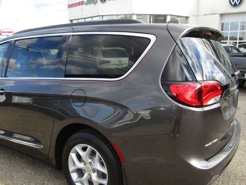 Used 2010 Chrysler Town & Country LX image 11