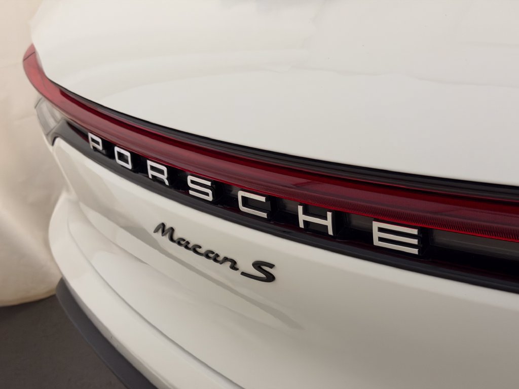 Certified 2022 Porsche Macan S AWD/4WD image 25