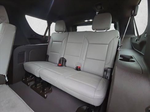 Used 2024 Chevrolet Suburban LT RWD image 19