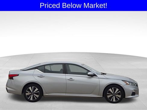 Used 2022 Nissan Altima 2.5 SV image 3