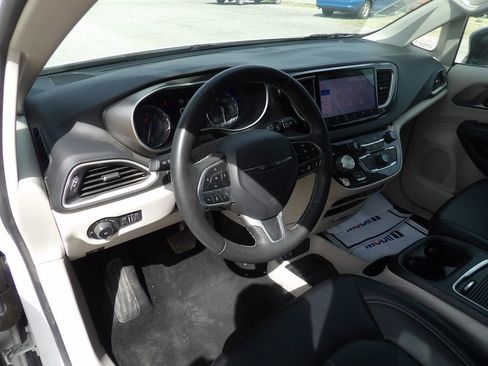 Used 2024 Chrysler Pacifica Touring-L image 12