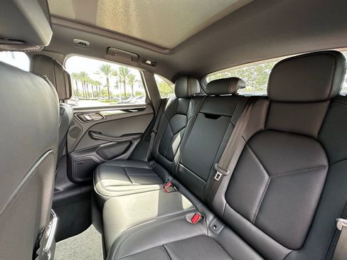 Certified 2025 Porsche Macan AWD/4WD image 32
