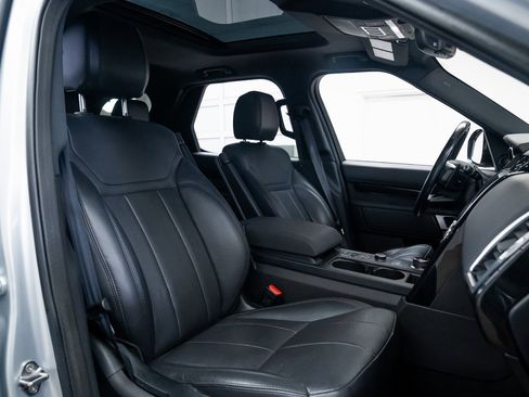 Used 2018 Land Rover Discovery SE image 24