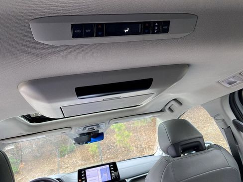 Used 2021 Toyota Sienna Limited image 27