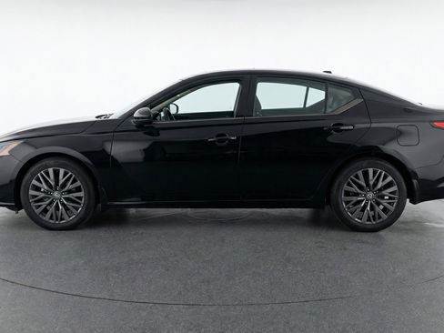 Used 2025 Nissan Altima 2.5 SV FWD image 5
