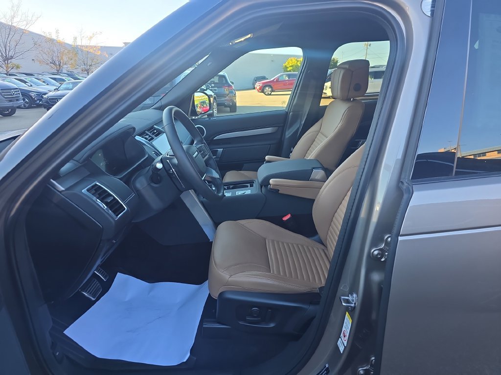 Used 2025 Land Rover Discovery Dynamic SE AWD/4WD image 10