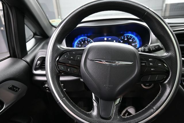 Used 2019 Chrysler Pacifica Limited w/ S Appearance Package FWD image 2
