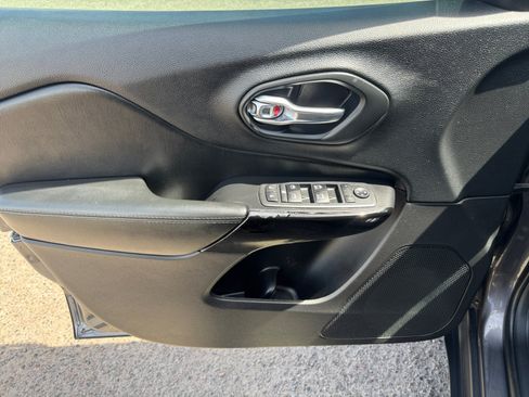 Used 2020 Jeep Cherokee Latitude Plus FWD image 14