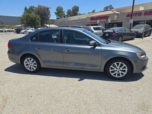 Used 2011 Volkswagen Jetta SE FWD image 4