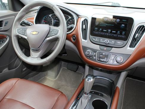 Used 2016 Chevrolet Malibu LT w/ Leather Package FWD image 9
