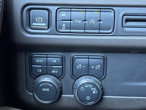 Used 2024 Chevrolet Suburban LT image 40