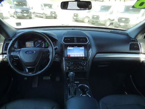 Used 2018 Ford Explorer XLT w/ Equipment Group 202A FWD image 21