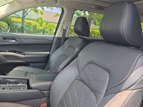 Used 2025 Nissan Pathfinder Platinum FWD image 18