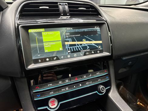 Used 2020 Jaguar F-PACE Premium image 18