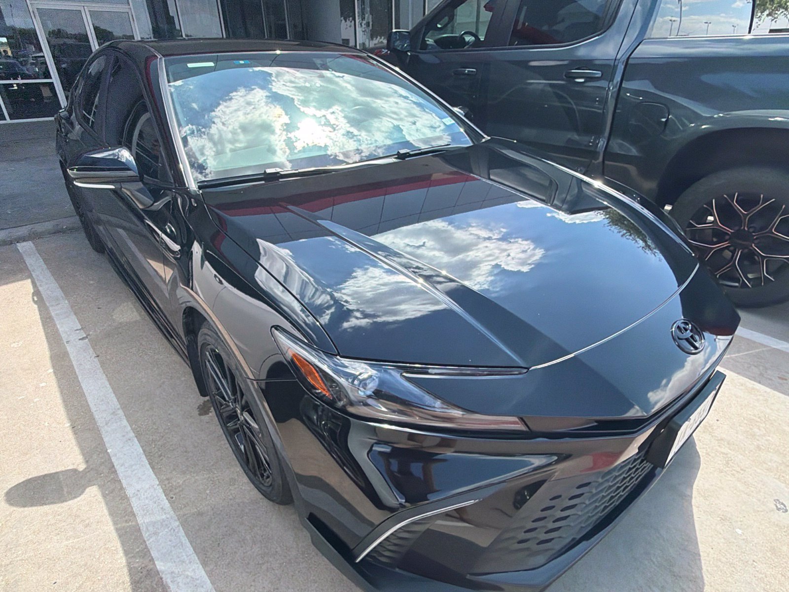 Used 2025 Toyota Camry SE w/ Convenience Package FWD image 3