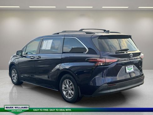 Used 2021 Toyota Sienna XLE image 5