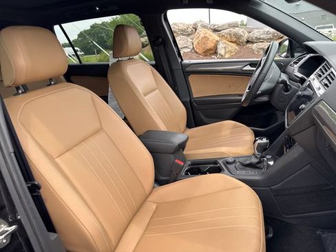 Used 2024 Volkswagen Tiguan SE w/ Panoramic Sunroof Package AWD/4WD image 13