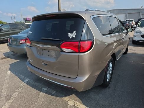 Used 2018 Chrysler Pacifica Touring-L Plus w/ Advanced Safetytec Group FWD image 5