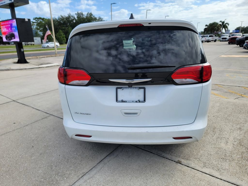 Used 2022 Chrysler Voyager LX FWD image 4
