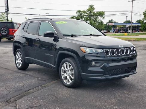 Used 2023 Jeep Compass Latitude AWD/4WD image 2