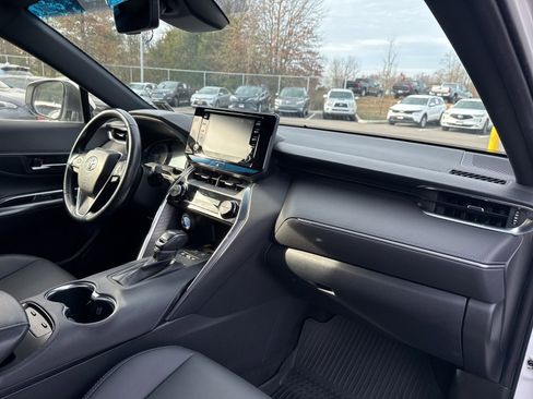 Used 2022 Toyota Venza XLE image 13