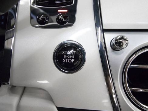 Used 2017 Rolls-Royce Dawn image 34