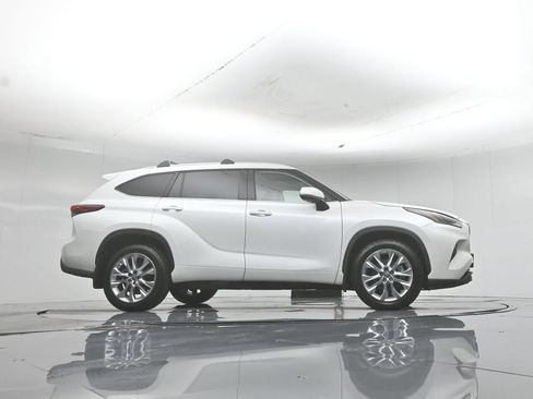 Used 2022 Toyota Highlander Limited FWD image 54