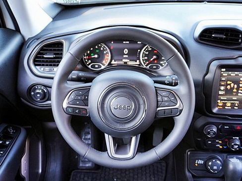 Certified 2022 Jeep Renegade Latitude image 19