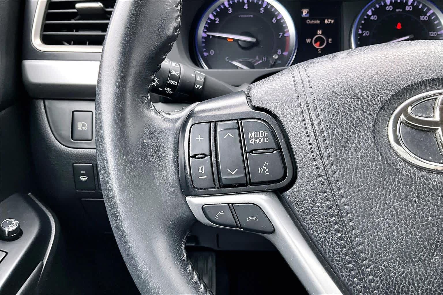 Used 2019 Toyota Highlander XLE AWD/4WD image 24