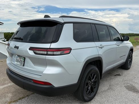 Used 2025 Jeep Grand Cherokee L Laredo RWD image 5