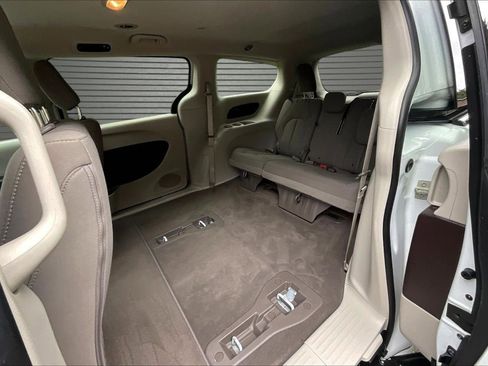 Used 2019 Chrysler Pacifica L FWD image 21