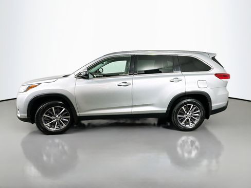 Used 2019 Toyota Highlander XLE image 4
