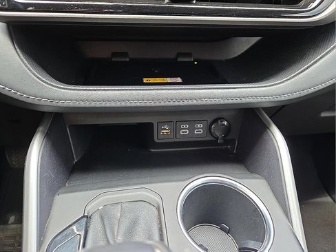 Used 2023 Toyota Highlander XLE AWD/4WD image 17